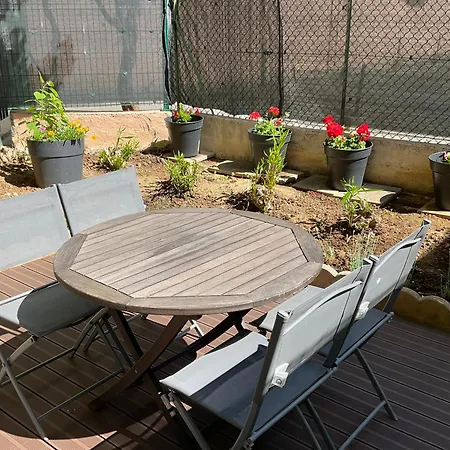 Luxury One Bedroom With Garden 아파트 *