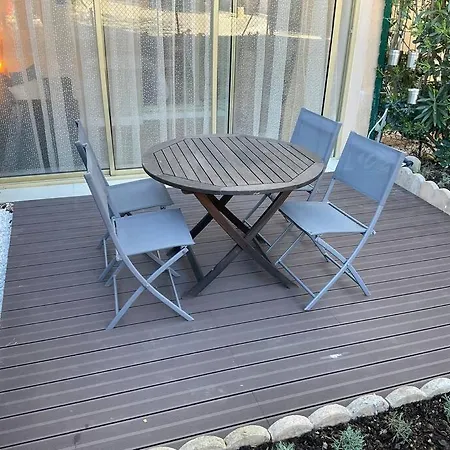 Апартаменты Luxury One Bedroom With Garden *